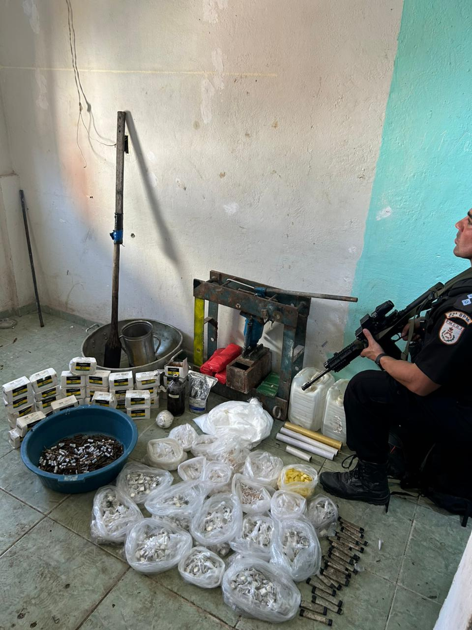 Agentes apreenderam farta quantidade de drogas e equipamentos usados para fabrica&ccedil;&atilde;o - Reprodu&ccedil;&atilde;o