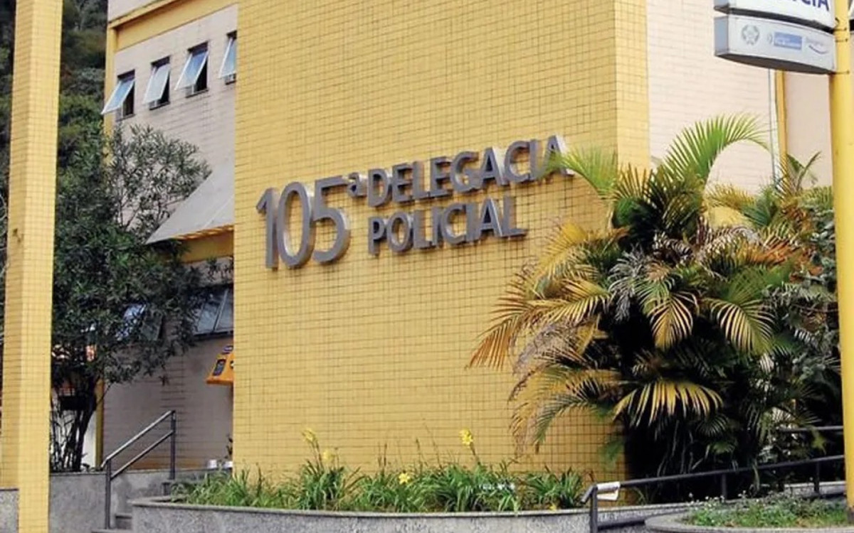 Ao consultar os sistemas na 105&ordf; DP, os agentes identificaram um mandado ativo em nome da mulher