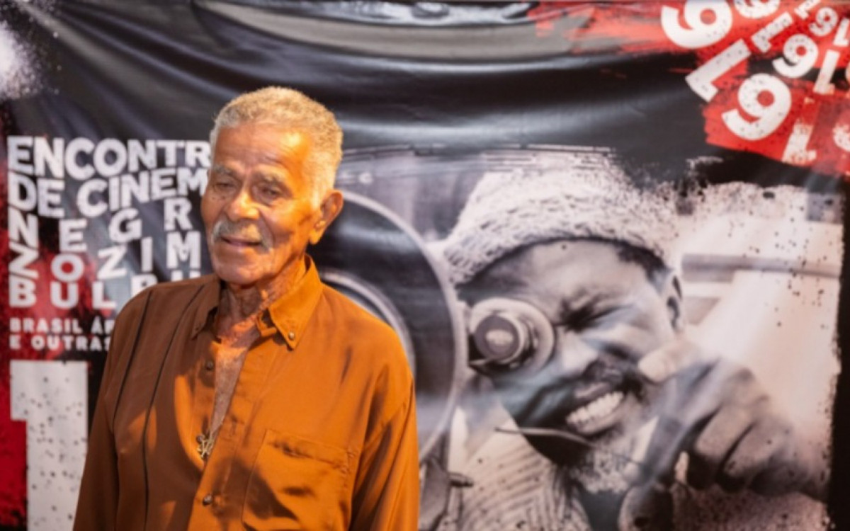 Bangbala e o cartaz do documentário que conta sua trajetória - Reprodução