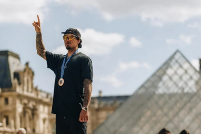 Gabriel Medina vai ao museu do Louvre e repete foto viral em Teahupo'o