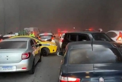 Caminhão pega fogo dentro de túnel na Linha Amarela