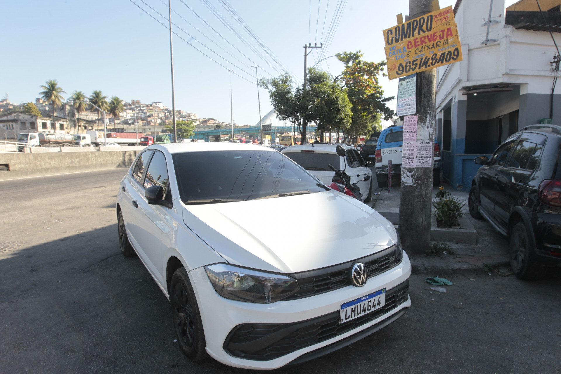 Operação policial no Complexo da Maré, nesta quinta-feira (08). Na foto: movimentação policial e dois veículos brancos e moto recuperada na ação levados para o posto policial no Parque União. - Reginaldo Pimenta/Agência O Dia