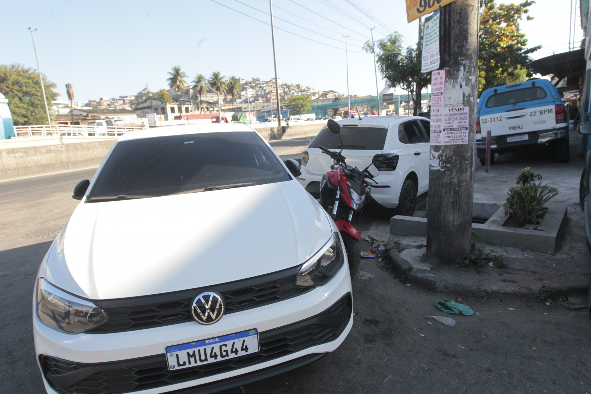 Operação policial no Complexo da Maré, nesta quinta-feira (08). Na foto: movimentação policial e dois veículos brancos e moto recuperada na ação levados para o posto policial no Parque União. - Reginaldo Pimenta/Agência O Dia