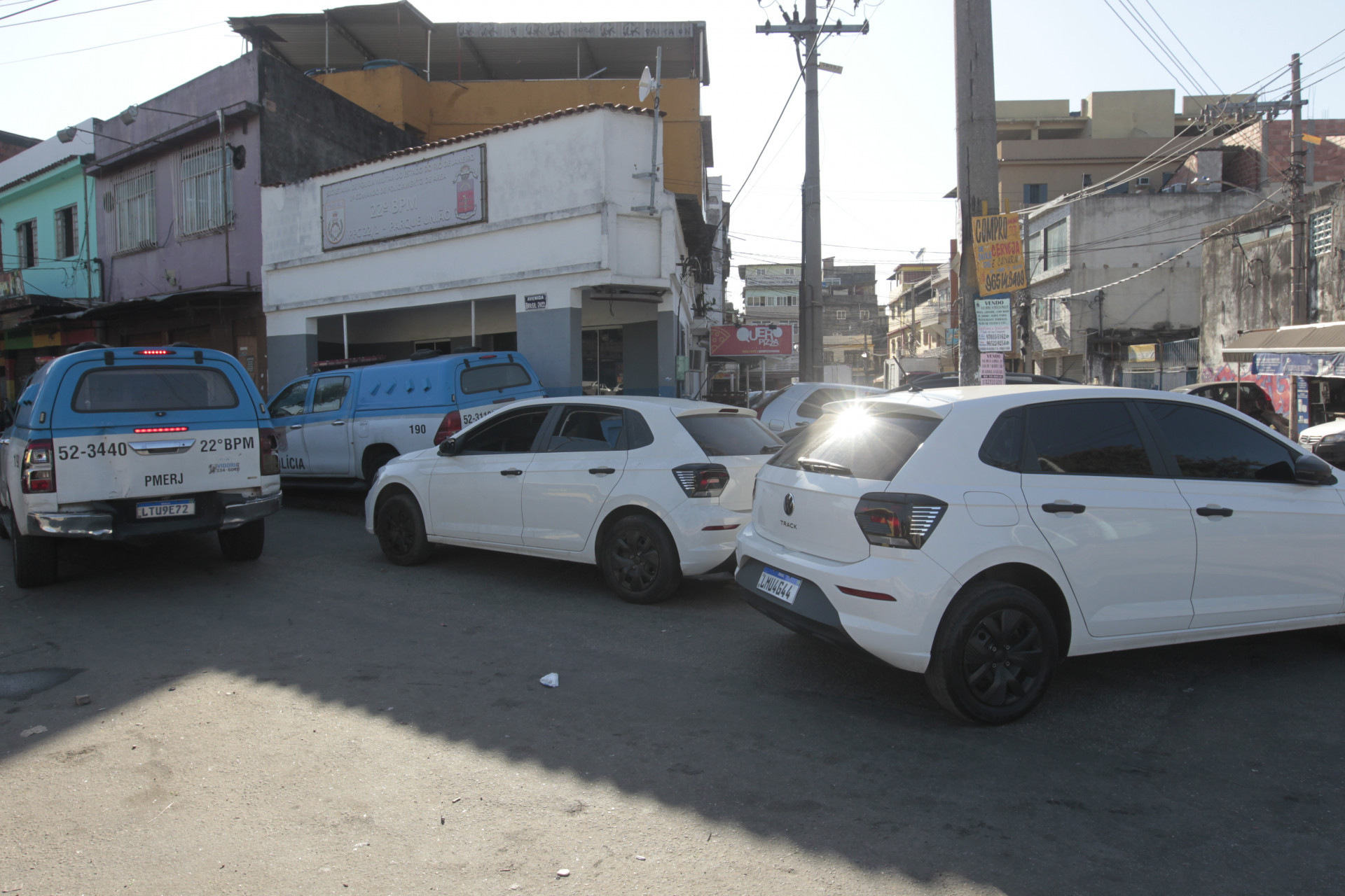 Operação policial no Complexo da Maré, nesta quinta-feira (08). Na foto: movimentação policial e dois veículos brancos e moto recuperada na ação levados para o posto policial no Parque União. - Reginaldo Pimenta/Agência O Dia