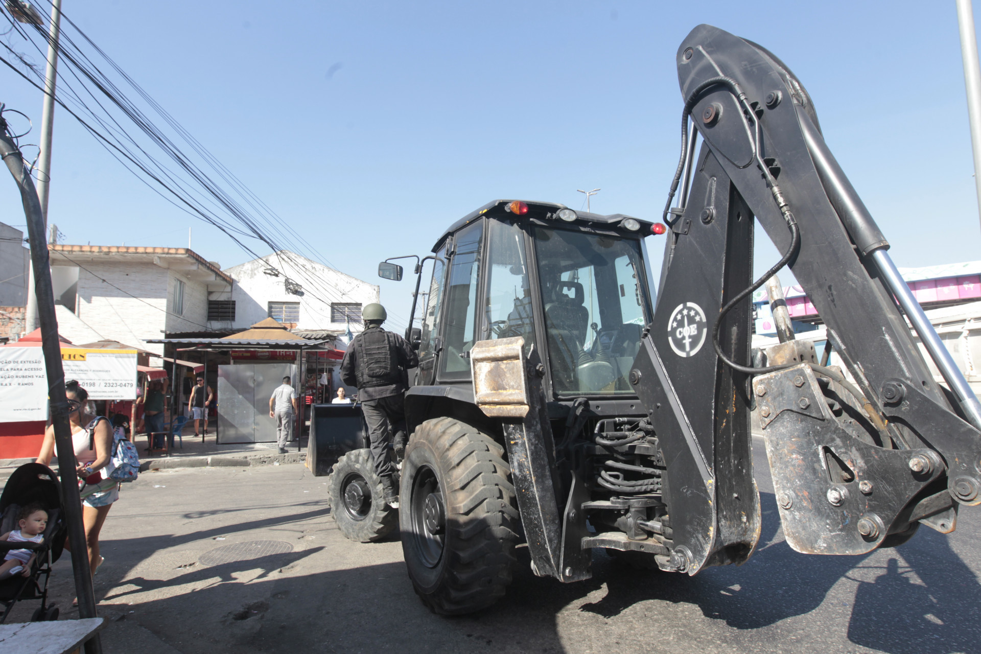Operação policial no Complexo da Maré, nesta quinta-feira (08). Na foto: movimentação policial e retirada de barricadas. - Reginaldo Pimenta/Agência O Dia