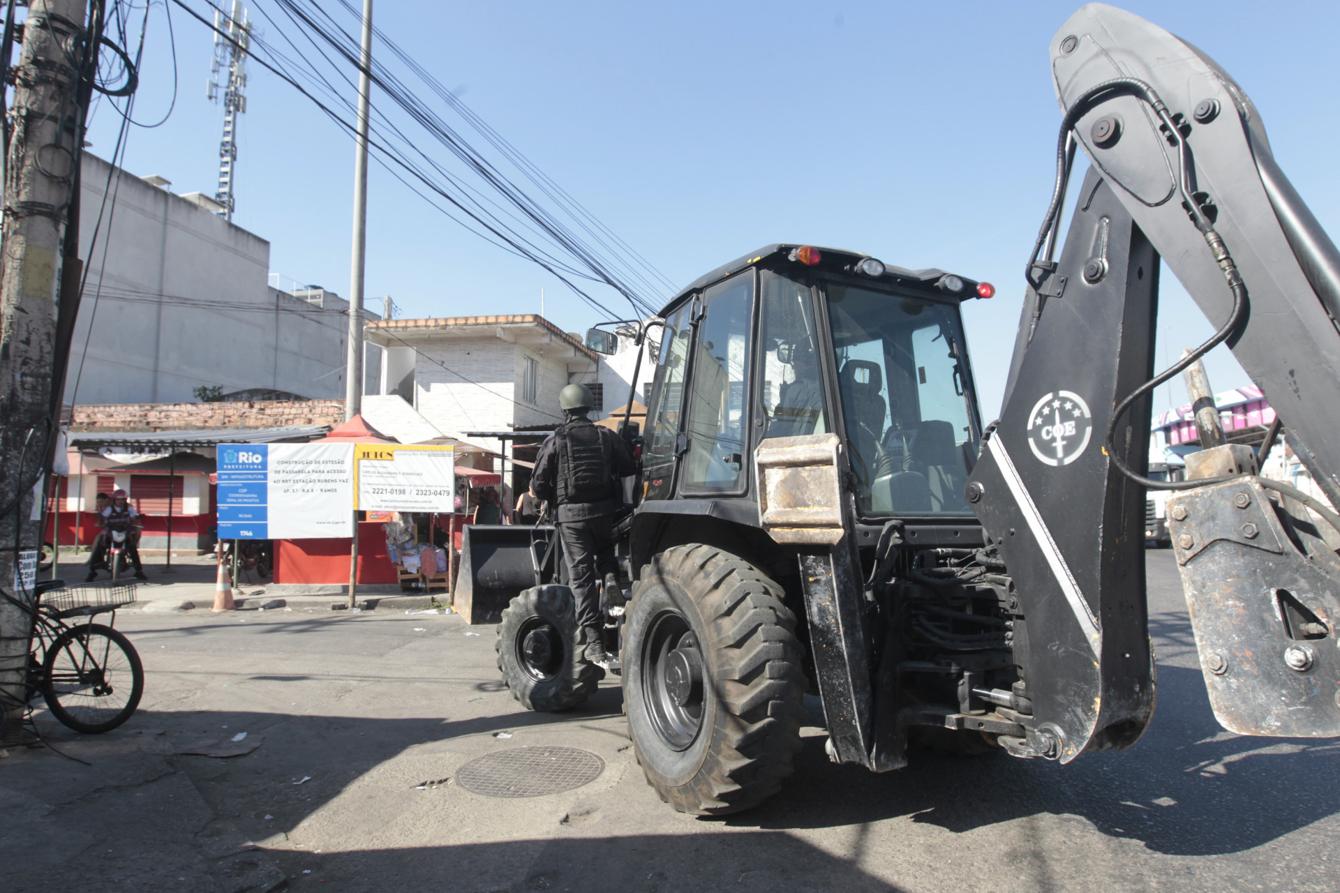 Operação policial no Complexo da Maré, nesta quinta-feira (08). Na foto: movimentação policial e retirada de barricadas. - Reginaldo Pimenta/Agência O Dia