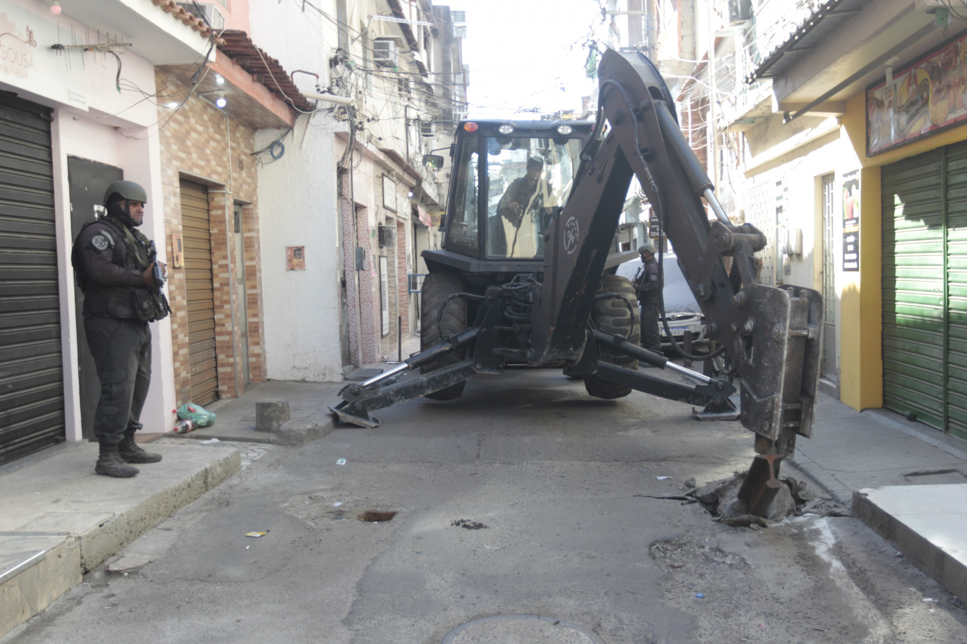 Operação policial no Complexo da Maré, nesta quinta-feira (08). Na foto: movimentação policial e retirada de barricadas. - Reginaldo Pimenta/Agência O Dia
