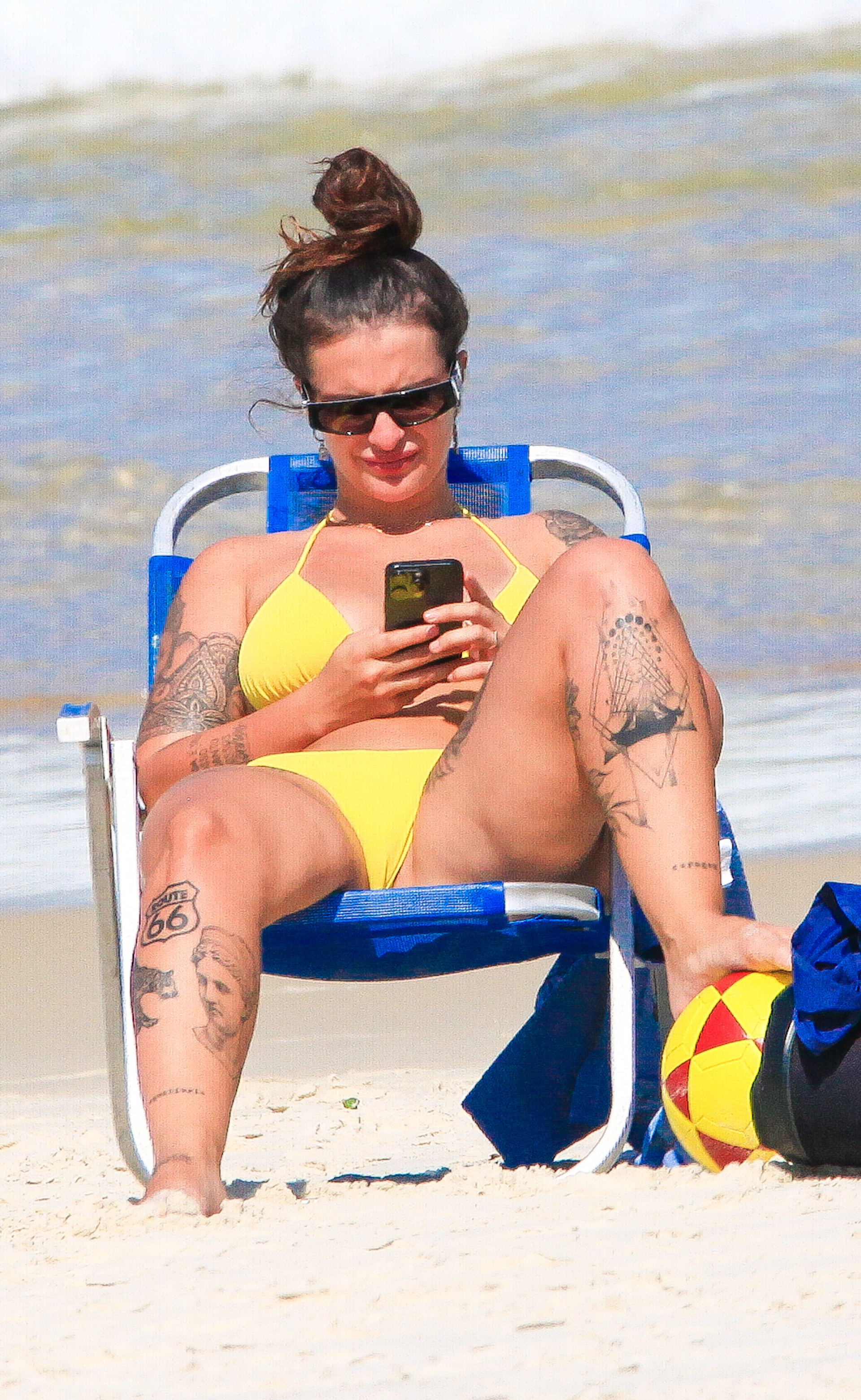 No momento de lazer, a Dj também conferiu algumas mensagens no celular - Fabrício Pioyani / Agnews