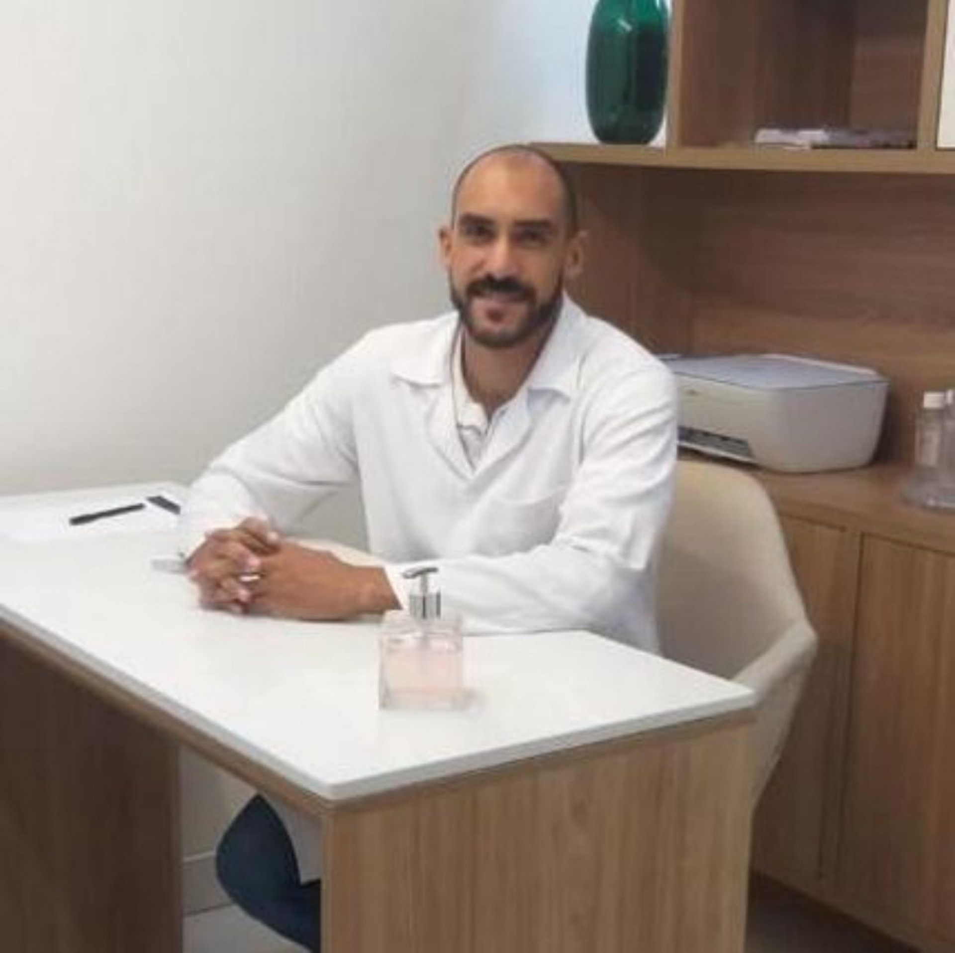 Raphael Miranda, explica que durante uma sess&atilde;o ele combina massagem, Reiki e ta&ccedil;as tibetanas - Foto: Divulga&ccedil;&atilde;o