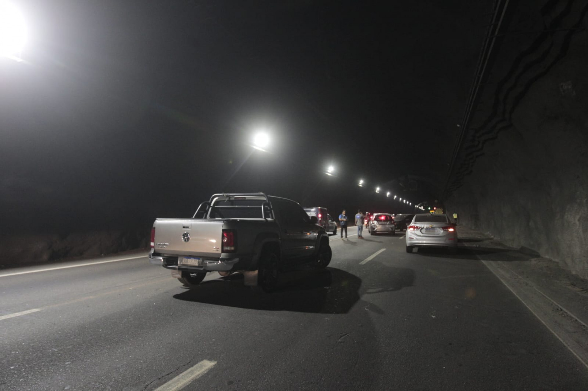 Veículos foram abandonados na Linha Amarela após o incêndio - Reginaldo Pimenta/Agência O Dia