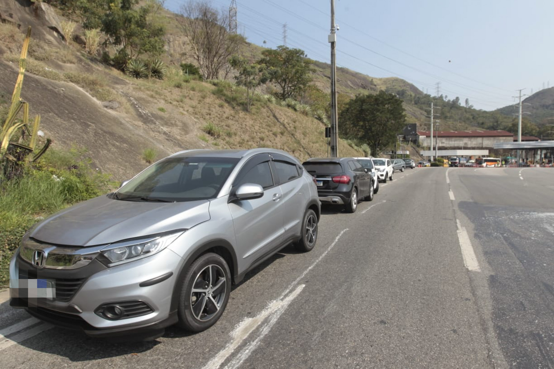 Veículos foram levados para a praça do pedágio - Reginaldo Pimenta/Agência O Dia