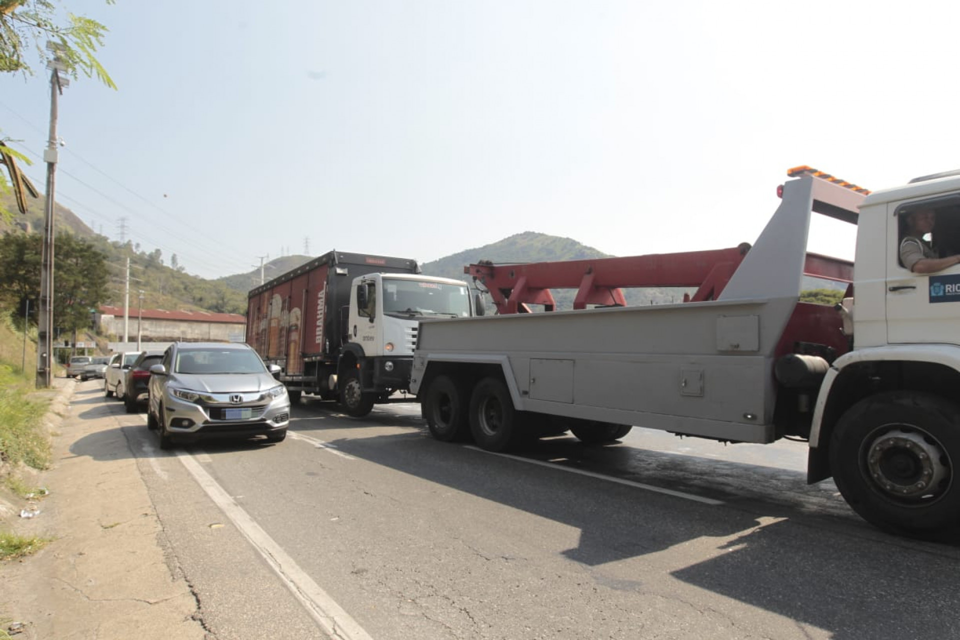 Veículos foram levados para a praça do pedágio - Reginaldo Pimenta/Agência O Dia