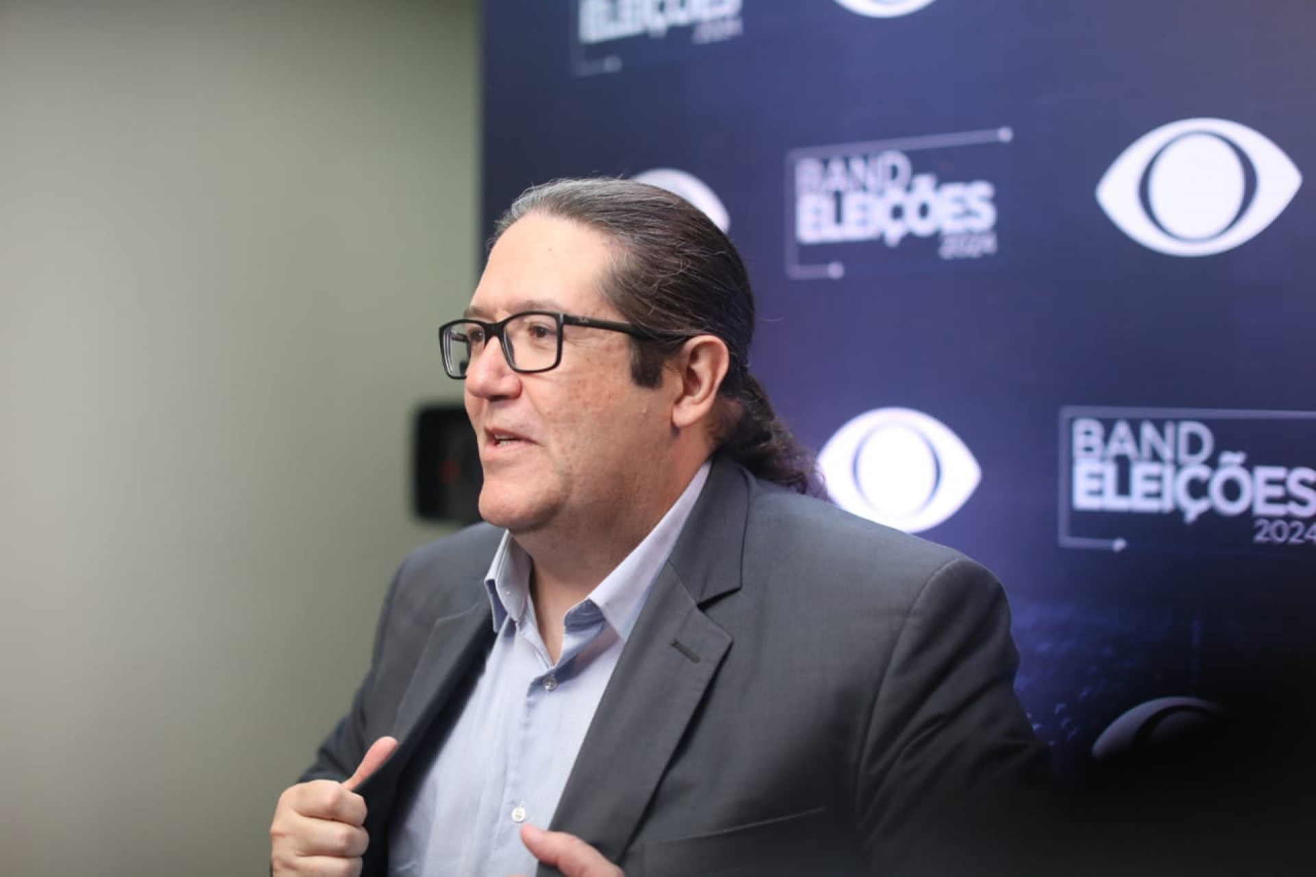 Tarcísio Motta (PSOL) participa de debate entre candidatos a prefeito do Rio, na noite de quinta-feira (8) - Pedro Teixeira/ Agência O Dia