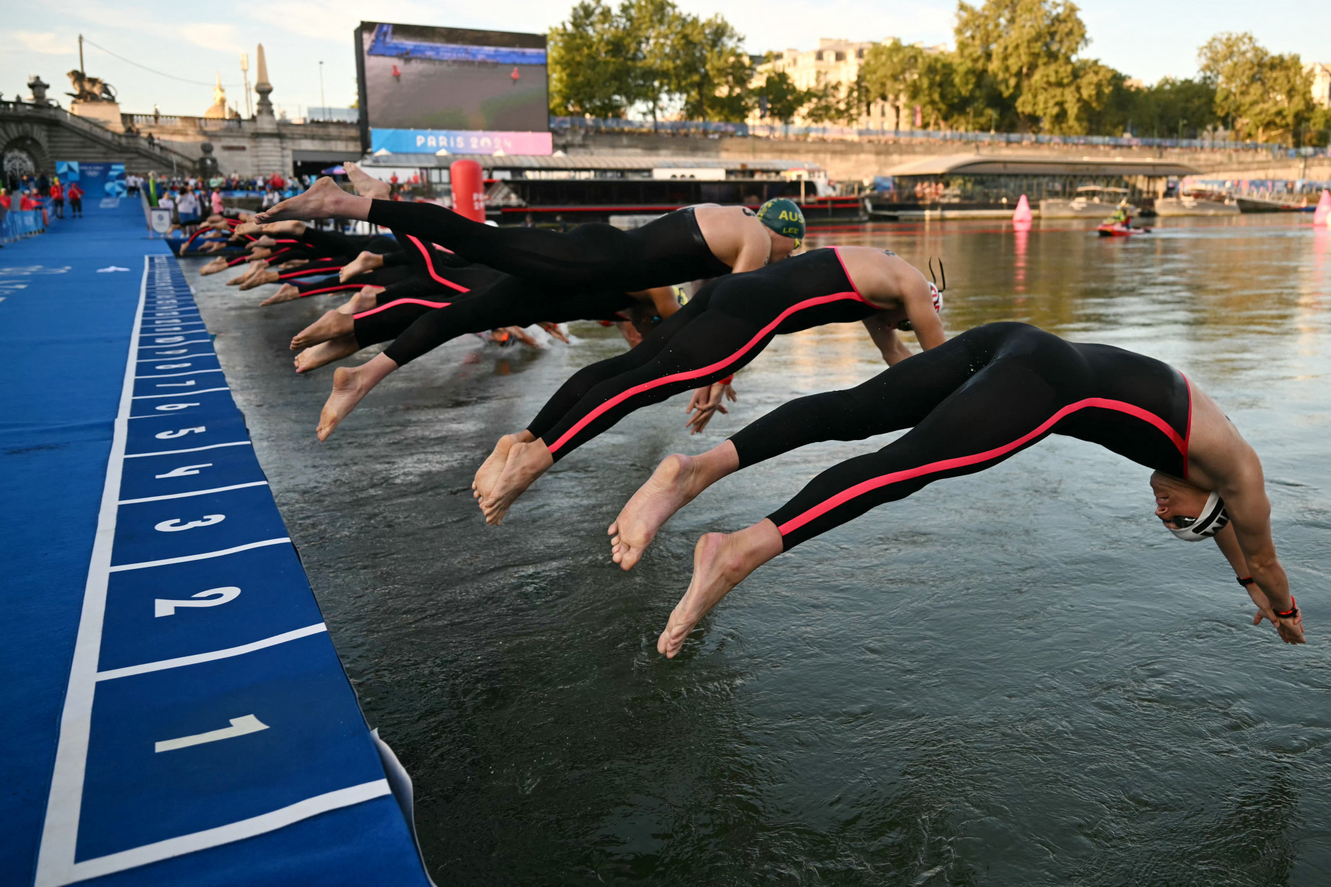 Guilherme Costa disputou a maratona aquática no Rio Sena, em Paris, mas abandonou a prova após a quarta volta - AFP