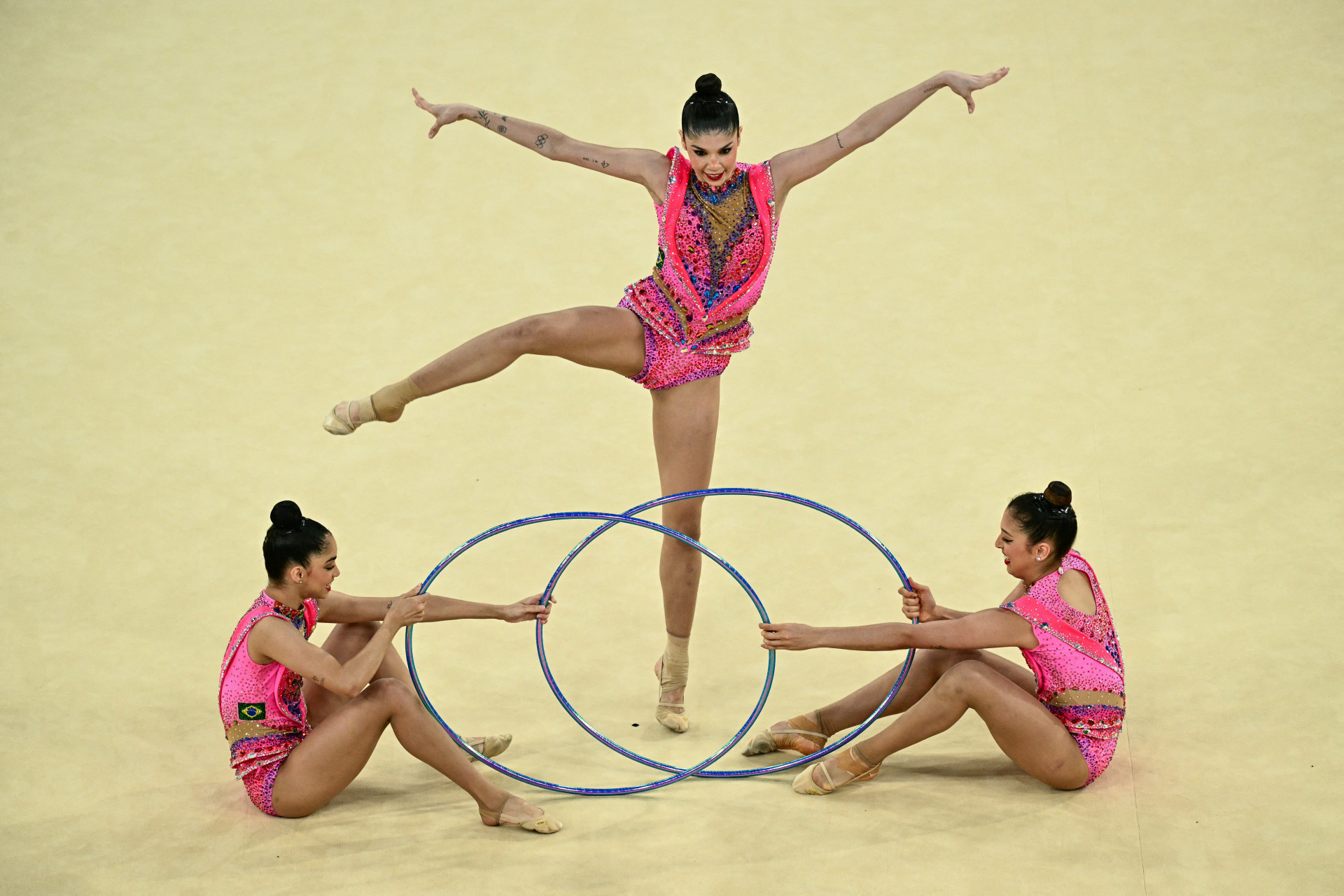 Brasil foi bem representado na disputa por equipes na ginástica rítmica, mas lesão de atleta atrapalhou os planos - AFP