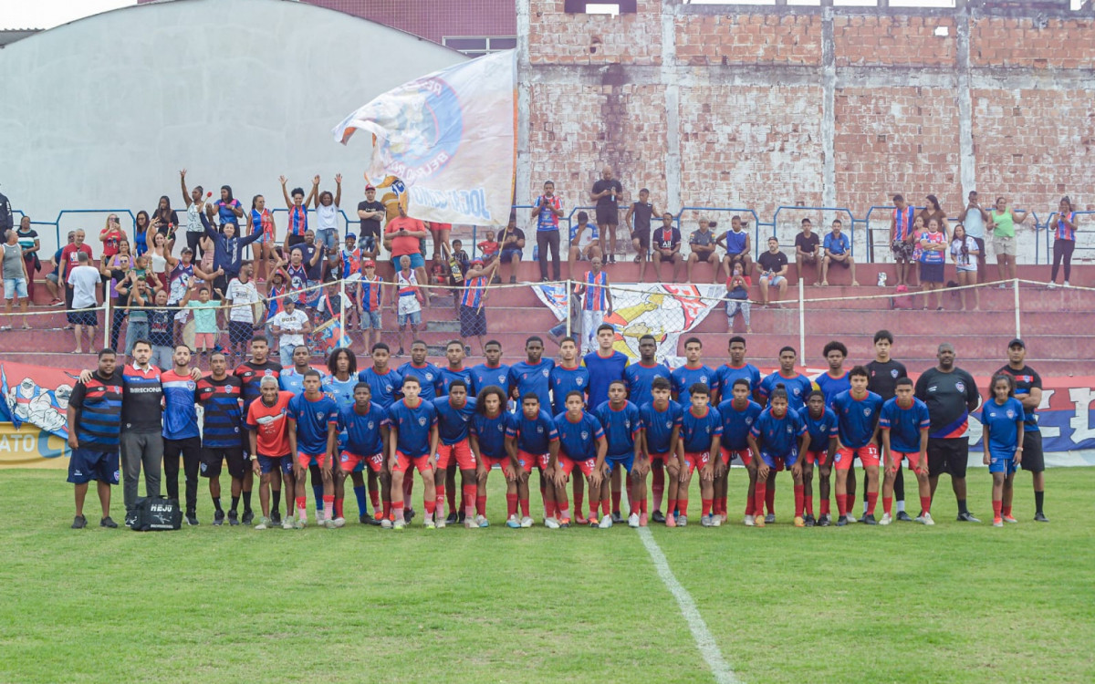 Agatha Rocha (em pé à direita) com o time Sub 16