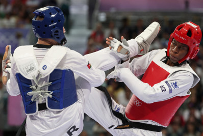 Henrique Marques vence medalhista olímpico e avança às quartas do taekwondo