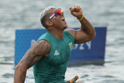 Isaquias Queiroz conquista prata e iguala feito de Robert Scheidt e Torben Grael