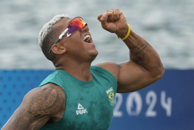 Torcedores do Flamengo celebram prata conquistada por Isaquias Queiroz em Paris