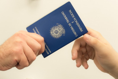 Isenção do FGTS: Projeto de lei visa travar empresas de substituírem jovens por aposentados