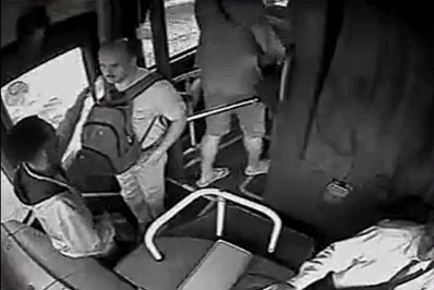 Polícia identifica dupla suspeita de assalto a ônibus na Avenida Brasil