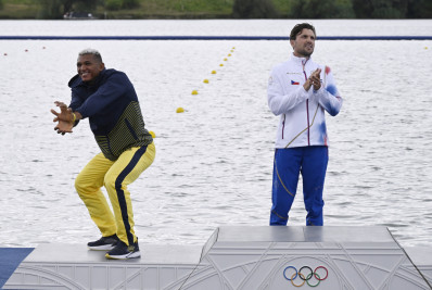 Isaquias repete comemoração com golpe de Dragon Ball: 'Meu filho pediu'