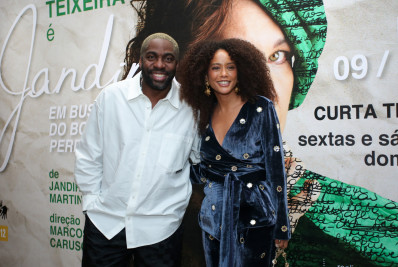 Lázaro Ramos, Taís Araujo e mais famosos prestigiam estreia da peça estrelada por Isabel Teixeira