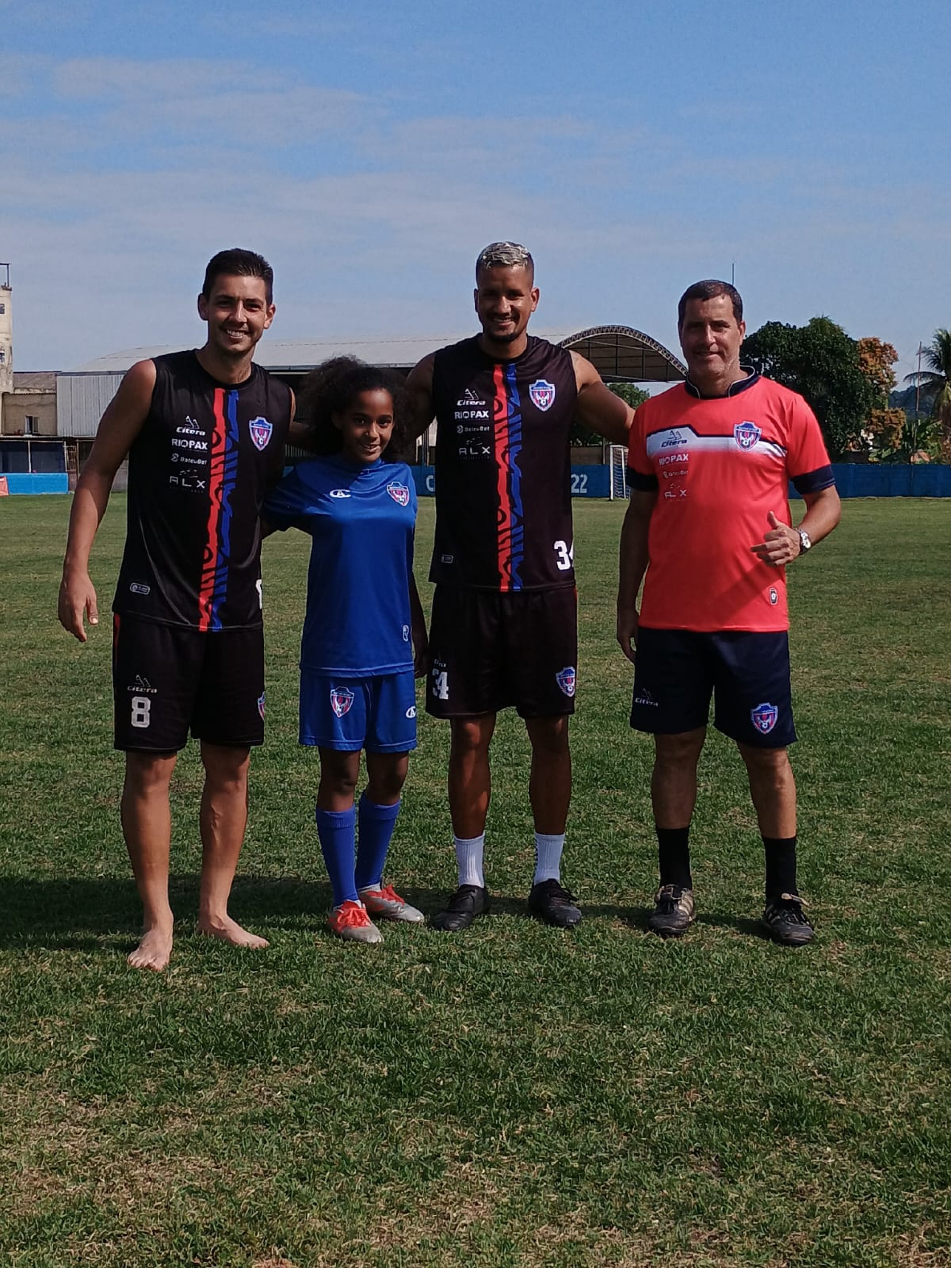 Agatha com jogadores do time profissional - Isaac Tim&oacute;teo / SEBR