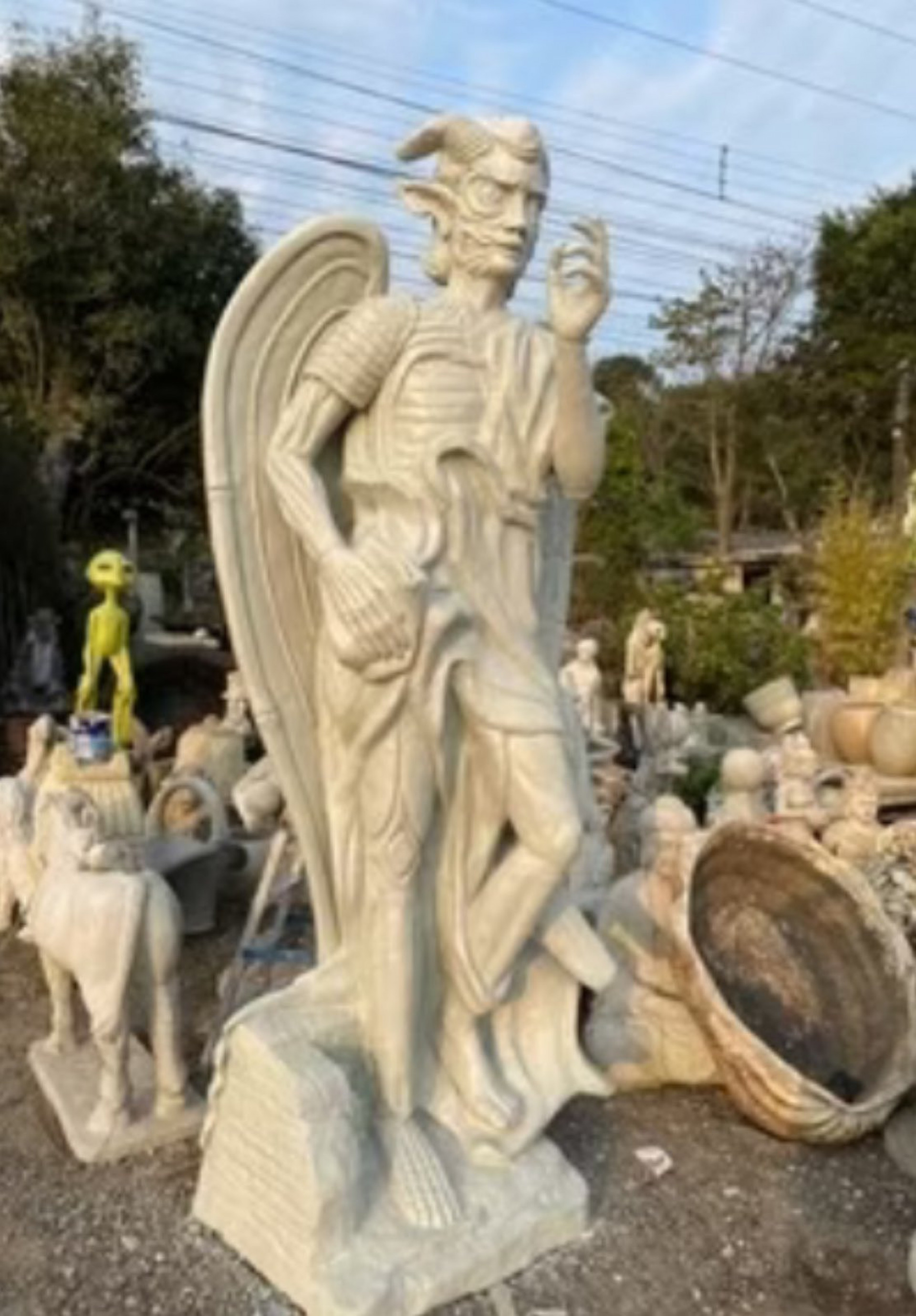 Estátua de Lúcifer tem mais de três metros de altura