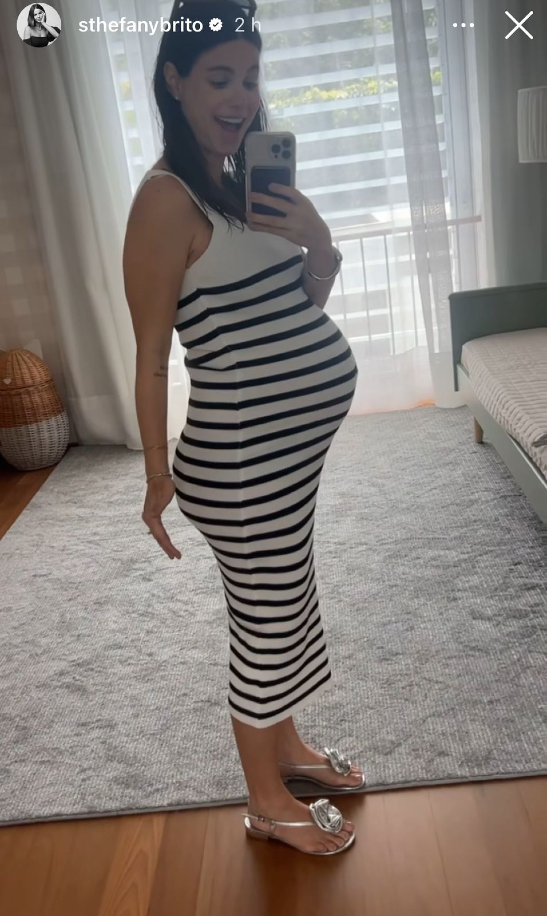 Sthefany Brito gravou um vídeo para mostrar a diferença do tamanho da barriga de frente e de lado. - Reprodução / Instagram