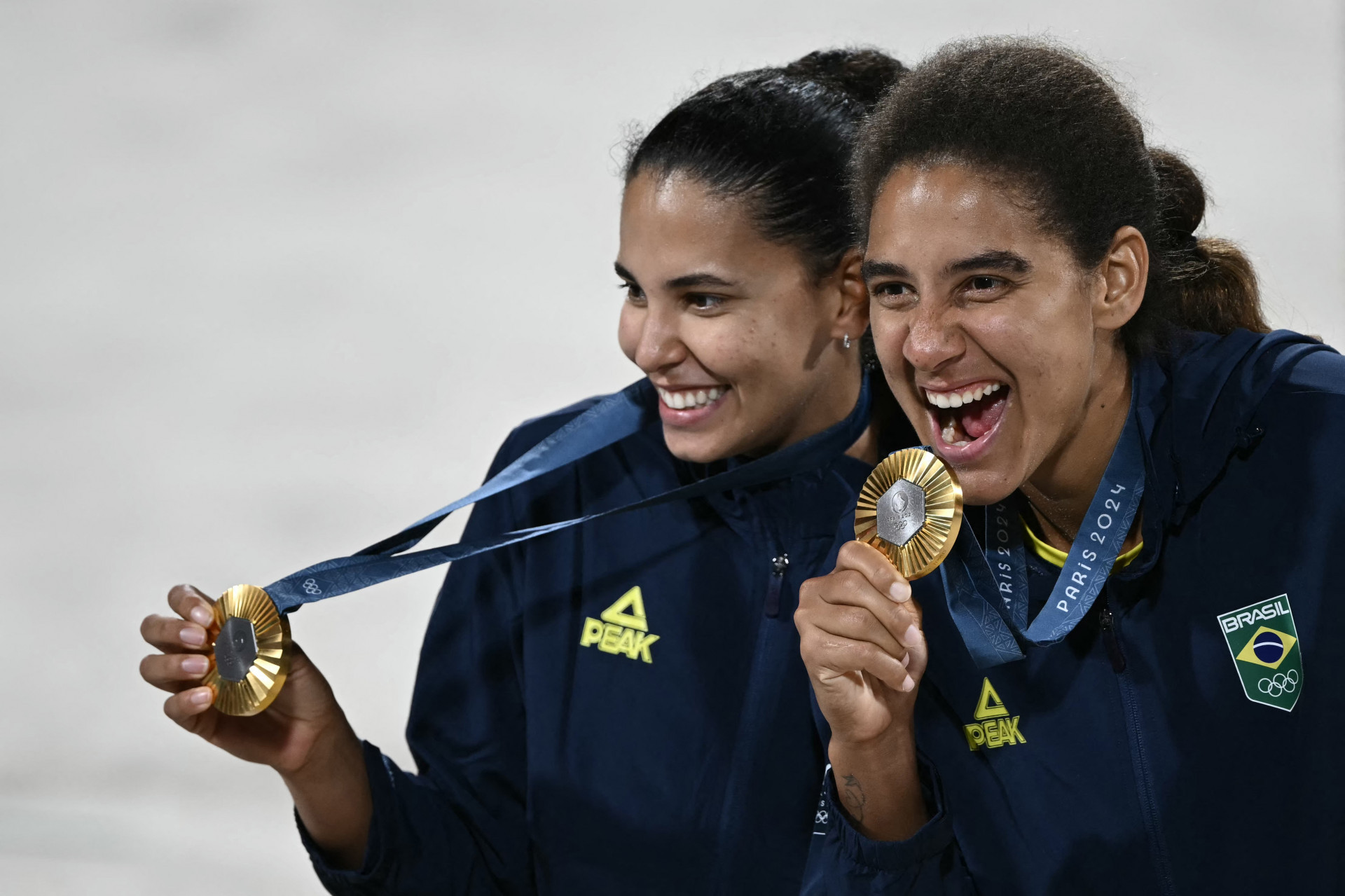 Duda, &agrave; esquerda, e Ana Patr&iacute;cia, &agrave; direita, conquistaram a terceira medalha de ouro para o Brasil - Carl de Souza / AFP