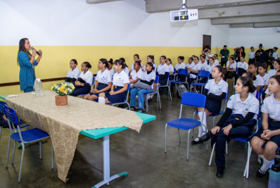 Em Areal, alunas de colégio cívico-militar começam o semestre com palestra sobre a carreira feminina na PM