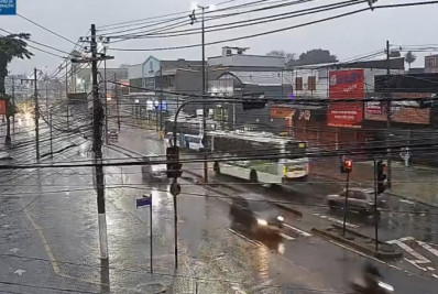 Tempo ruim com chuva constante e vento forte causa transtornos na cidade
