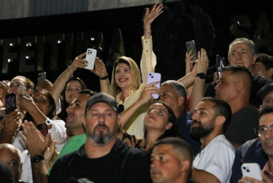 Após retornar ao cargo, prefeita de Saquarema comemora com a população