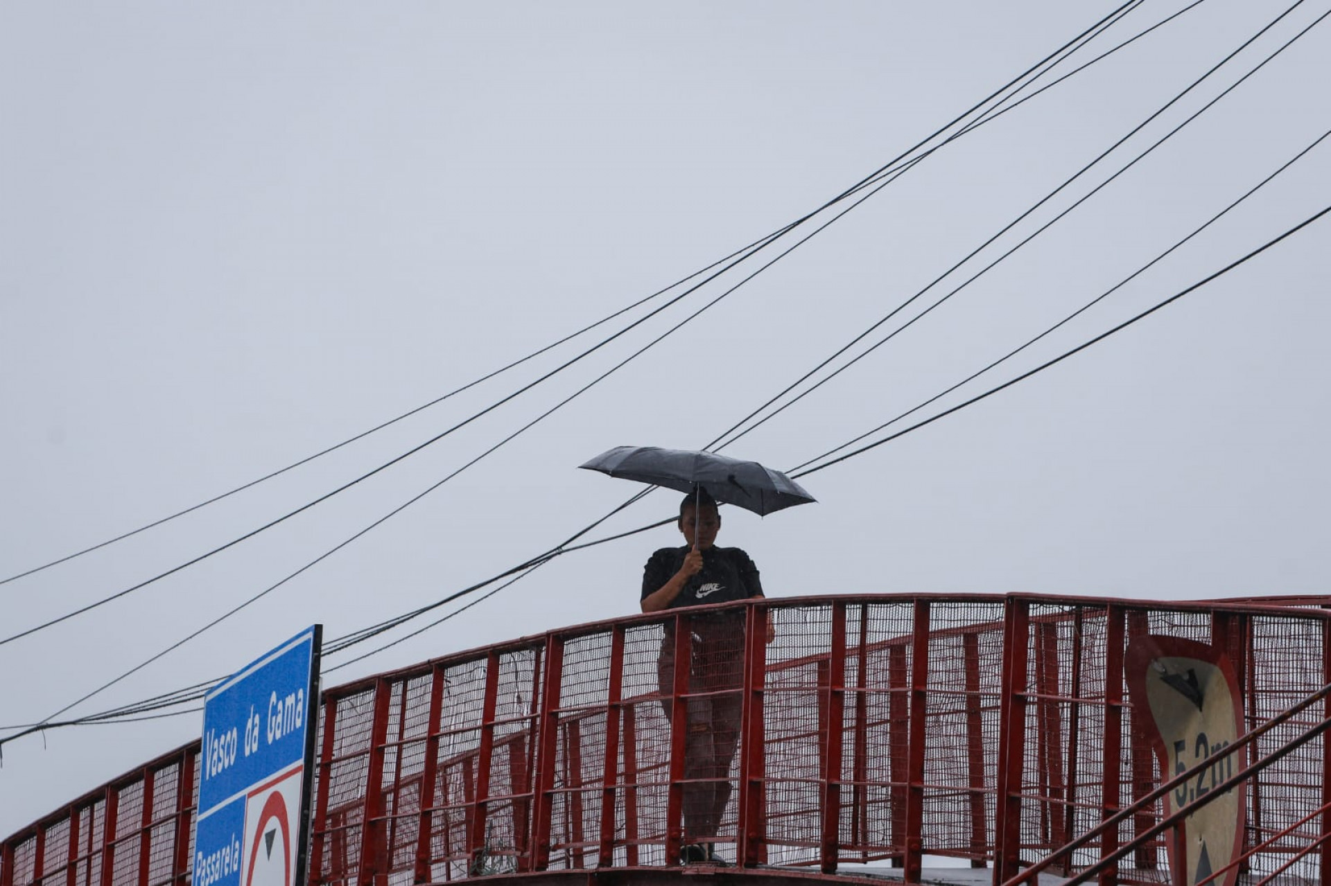 Cariocas se protegem da chuva em ponto de ônibus e passarela na Avenida Brasil - Renan Areias/ Agência O Dia