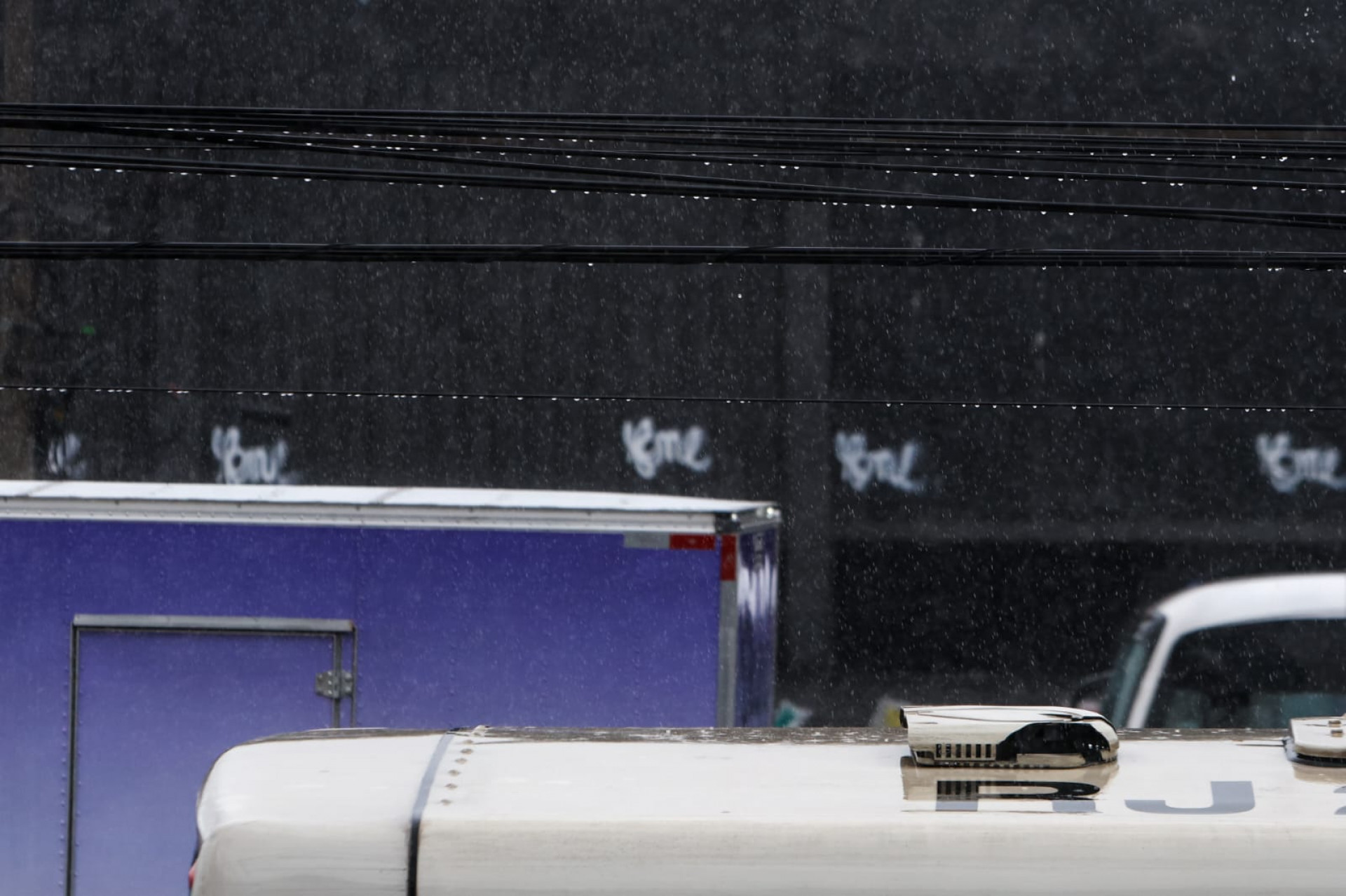 Chove na cidade desde as primeiras horas deste sábado - Renan Areias/ Agência O Dia