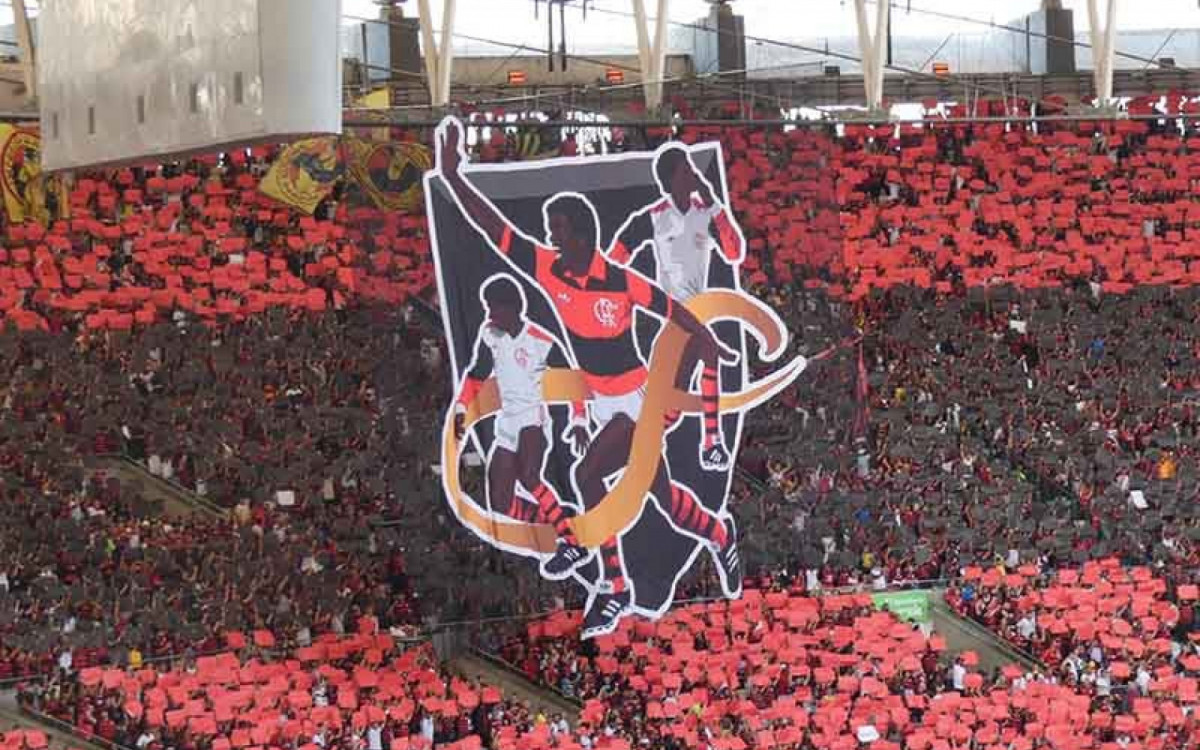 Ad&iacute;lio recebe linda homenagem do Flamengo no Maracan&atilde;. Confira