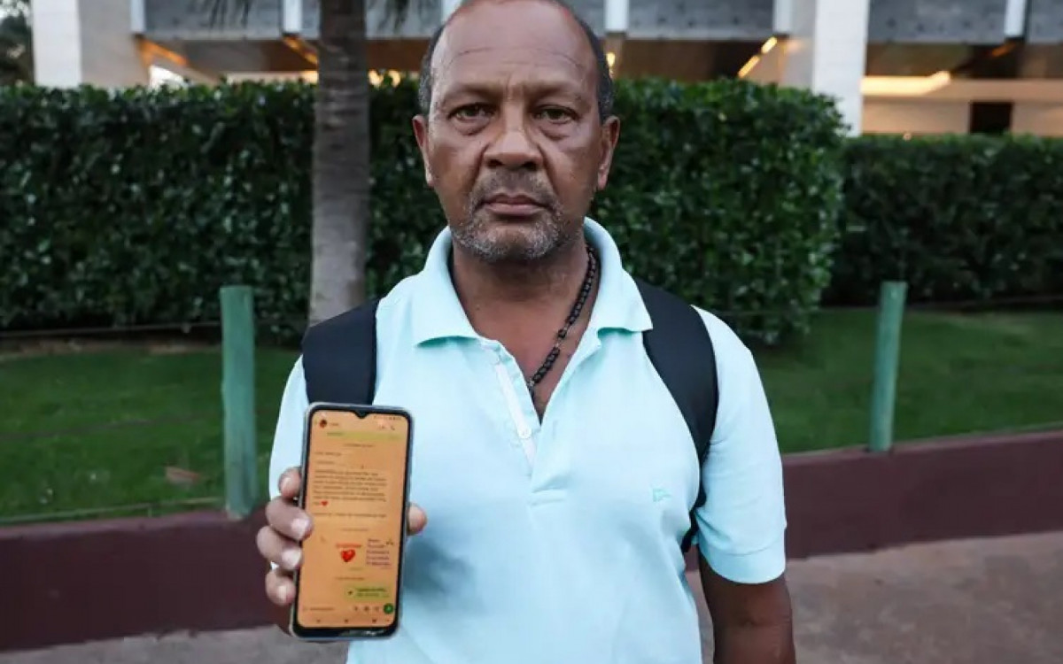 Americo Oliveira tenta fazer com que filho brinque com pés na terra