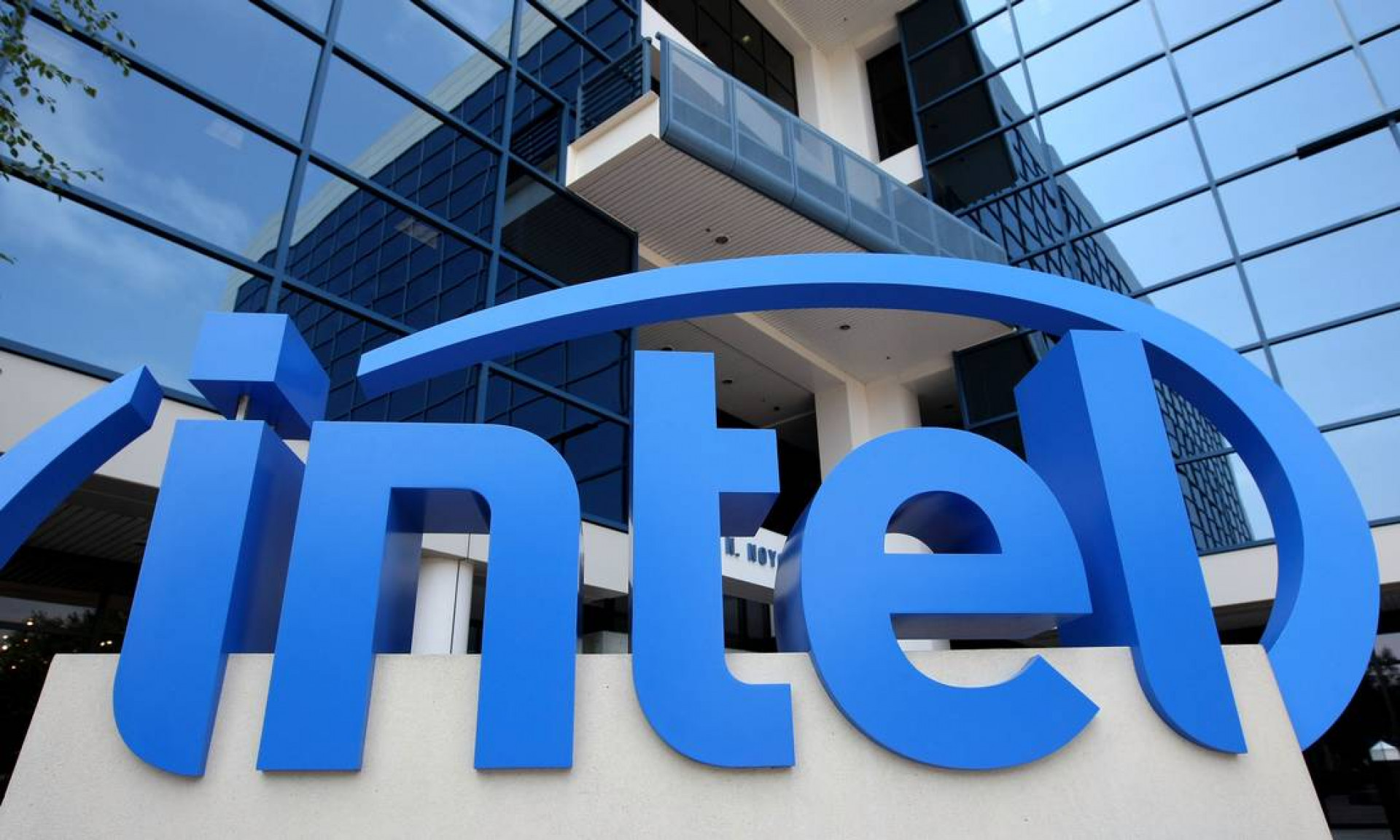 Intel tem queda histórica em meio à onda do laptop com IA