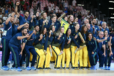 Brasil recebe medalha e faz homenagem para jogadora que ficou de fora de Paris