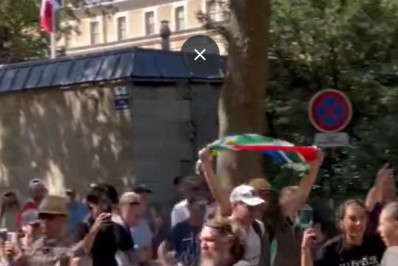 Atleta do Butão é aplaudida pelo público ao terminar a maratona em último lugar