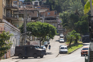 Seis dias após mortes de jovens, acessos ao Morro dos Macacos seguem com policiamento reforçado