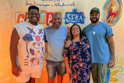 Portela apresenta reprodução de fantasias para líderes de segmentos