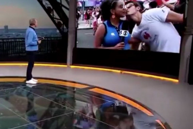 Homem tenta beijar repórter da Globo que fazia entrada ao vivo de Paris