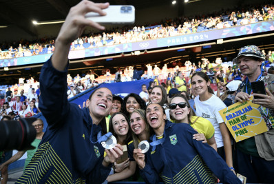 Seleção brasileira feminina sobe no ranking da Fifa após medalha de prata