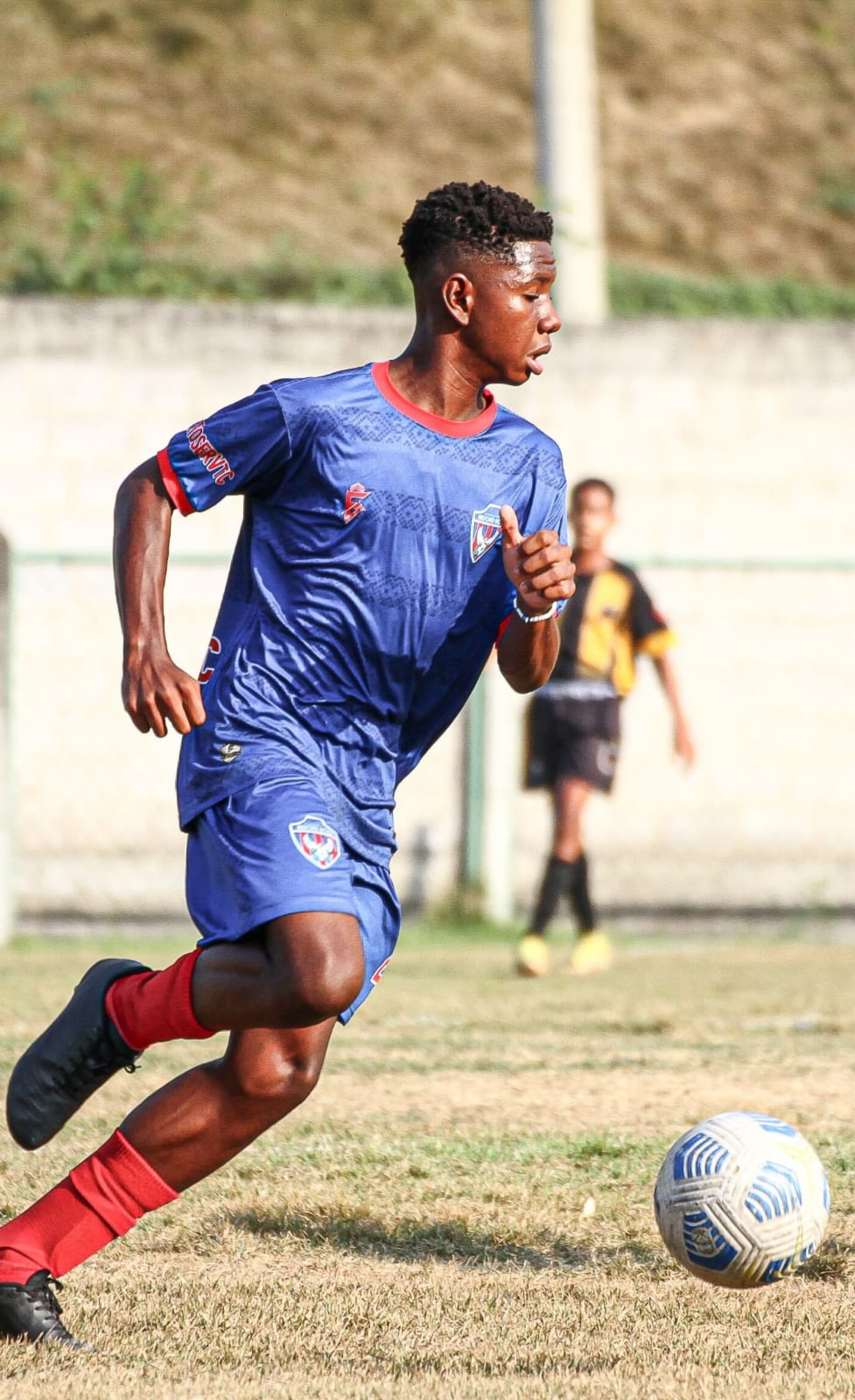 O jovem Miguel Adão, neto do Cláudio Adão, com a camisa do Belford Roxo