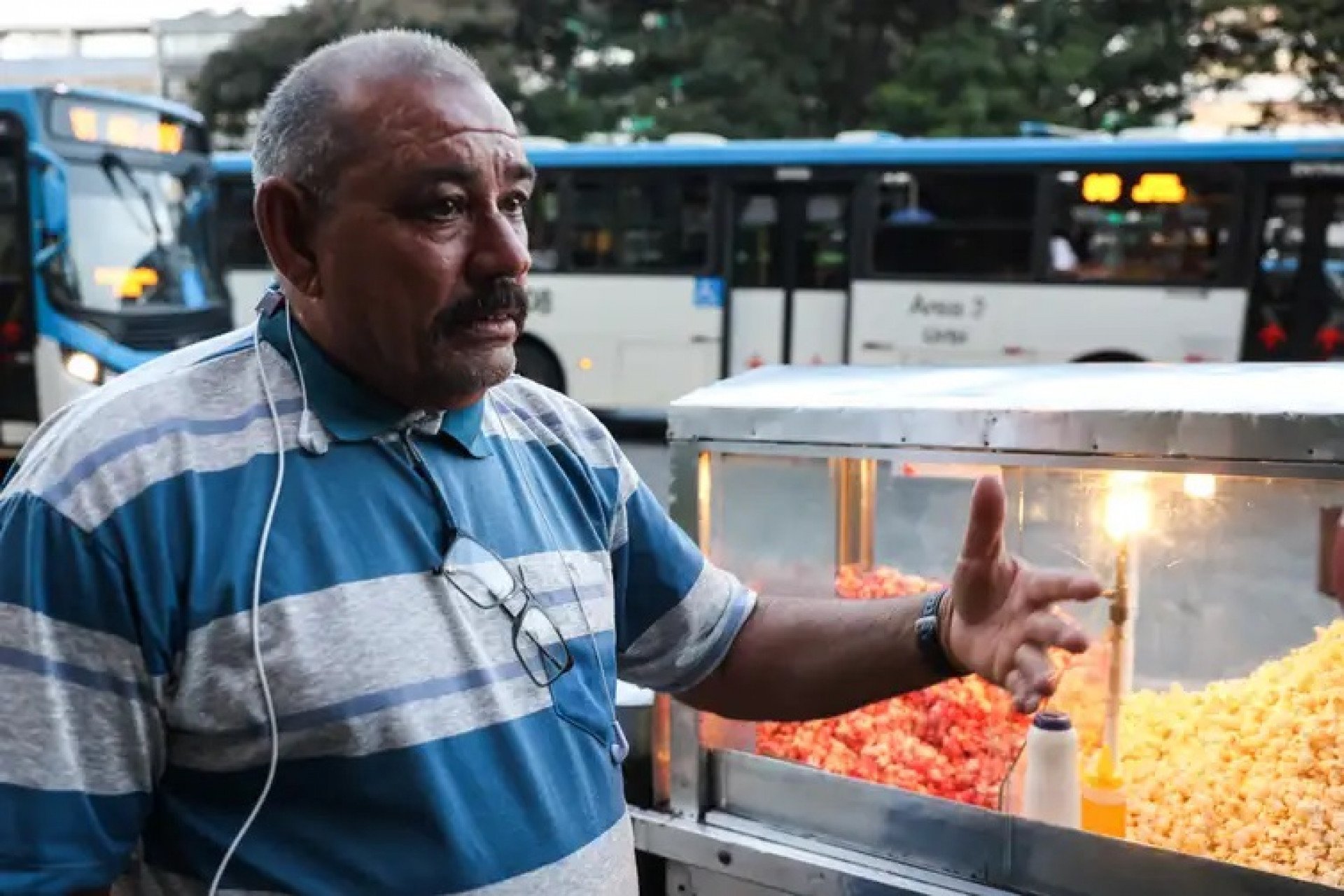 Enquanto vende pipoca, Gil Lopes usa os fones para ouvir mensagens dos filhos - Valter Campanato/Agência Brasil