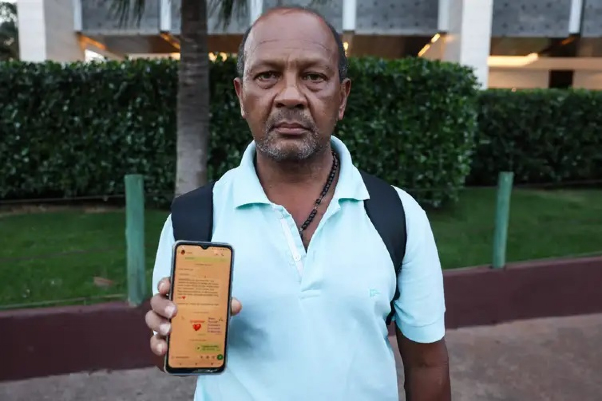 Americo Oliveira tenta fazer com que filho brinque com p&eacute;s na terra - Valter Campanato/Ag&ecirc;ncia Brasil