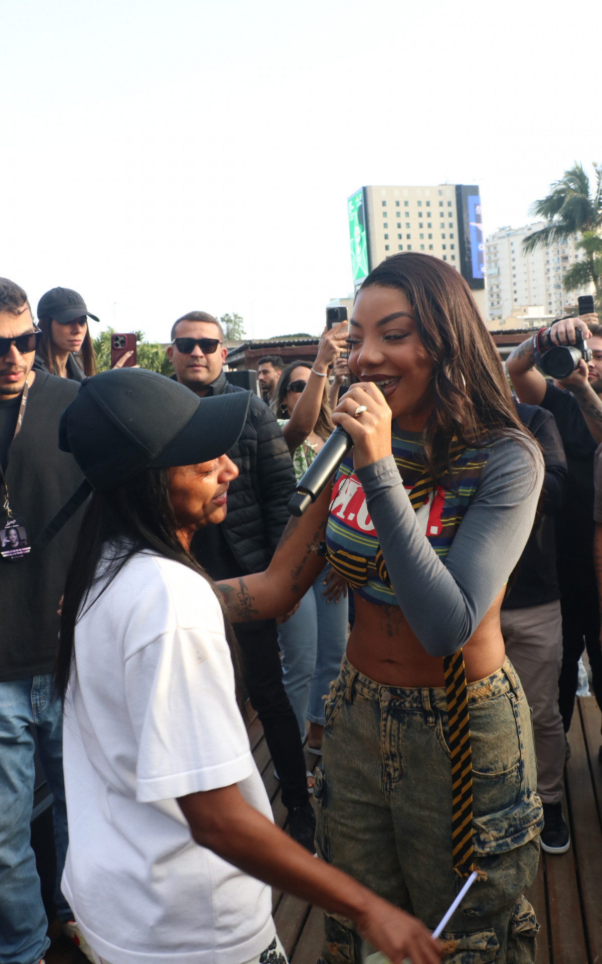Ludmilla faz apresentação exclusiva do \'Numanice\' para a seleção brasileira feminina 