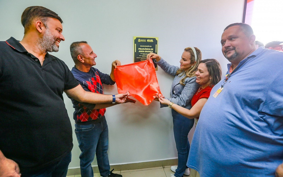 Secretário Christian Vieira, prefeito Waguinho e deputada Daniela do Waguinho descerram a placa de inauguração da Policlínica